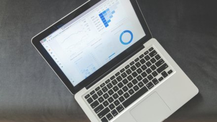 11 reglas de SEO que la IA no puede romper (aunque Google cambie el tablero cada mes)