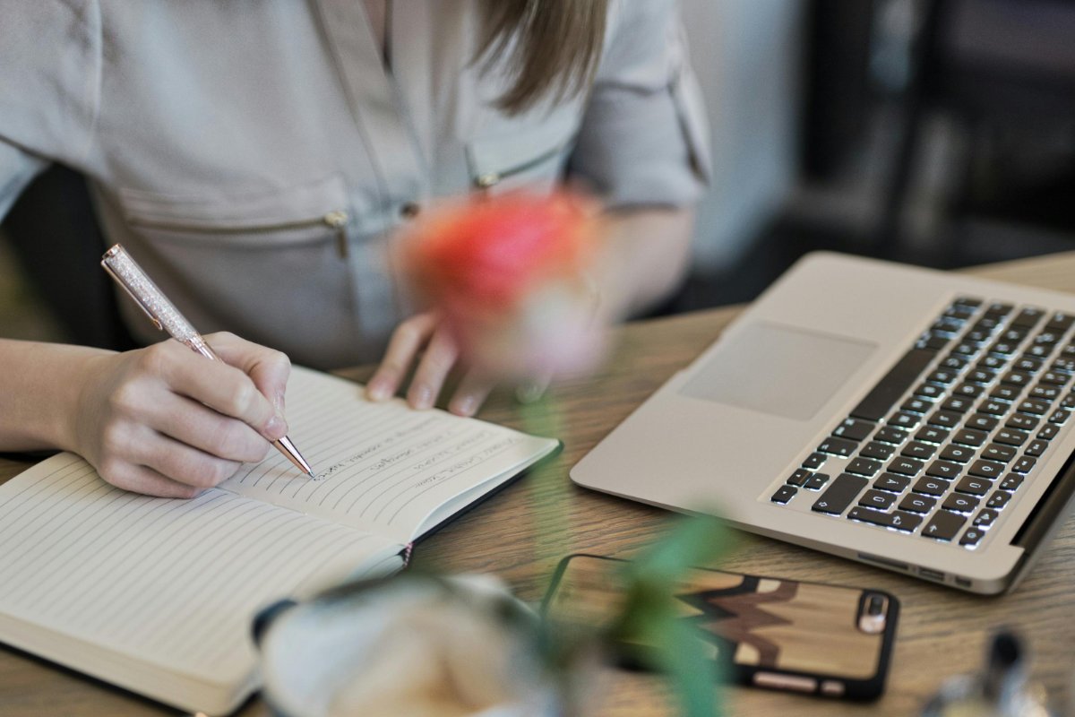 Cómo escribir copy que funciona en todos los canales (sin sonar genérico ni forzado)
